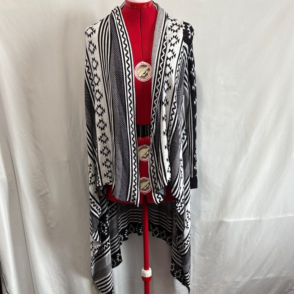 BCBGMaxAzria Black and White Geometric Cardigan SM446
